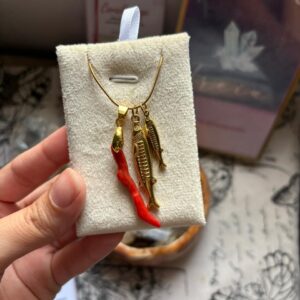 حوتة و بنتها و قرن مرجان